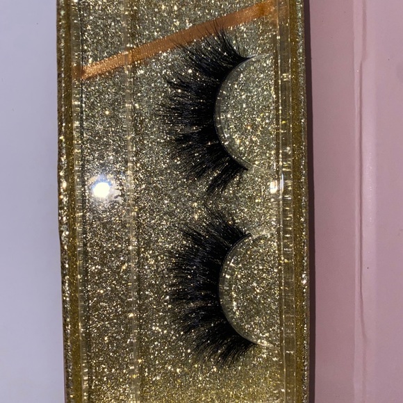 Lashes - Picture 2 of 3